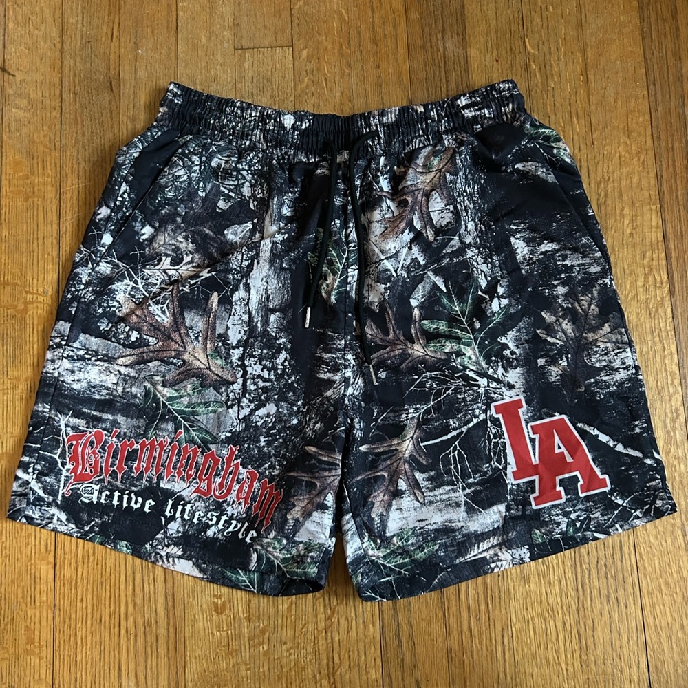 ROMWE Men's Camouflage Athletic Shorts - Black and Green